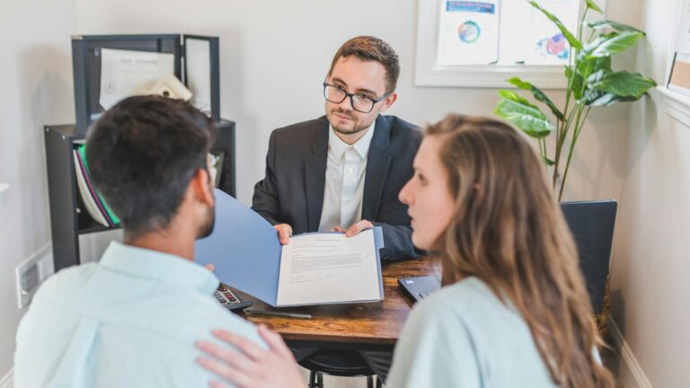 Agent immobilier salarié ou indépendant : quel statut privilégier
