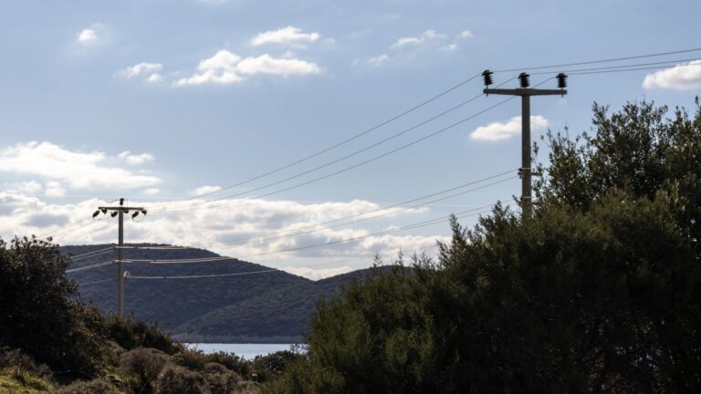 Poteau électrique sur un terrain privé : vos droits et votre indemnisation