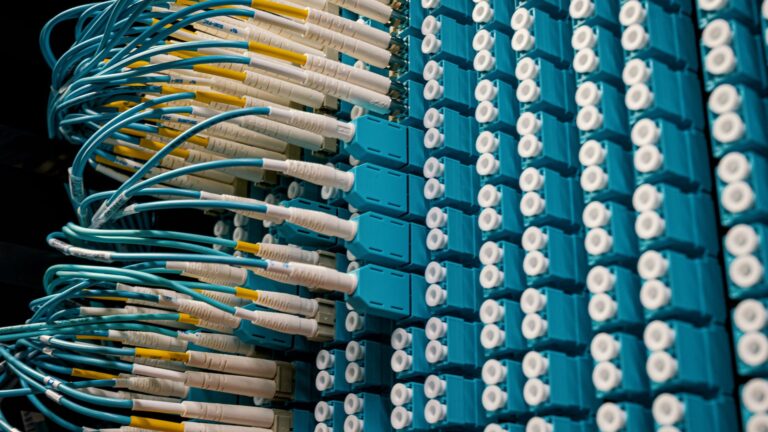 Diamètre du câble fibre optique : quel choix pour poser ?